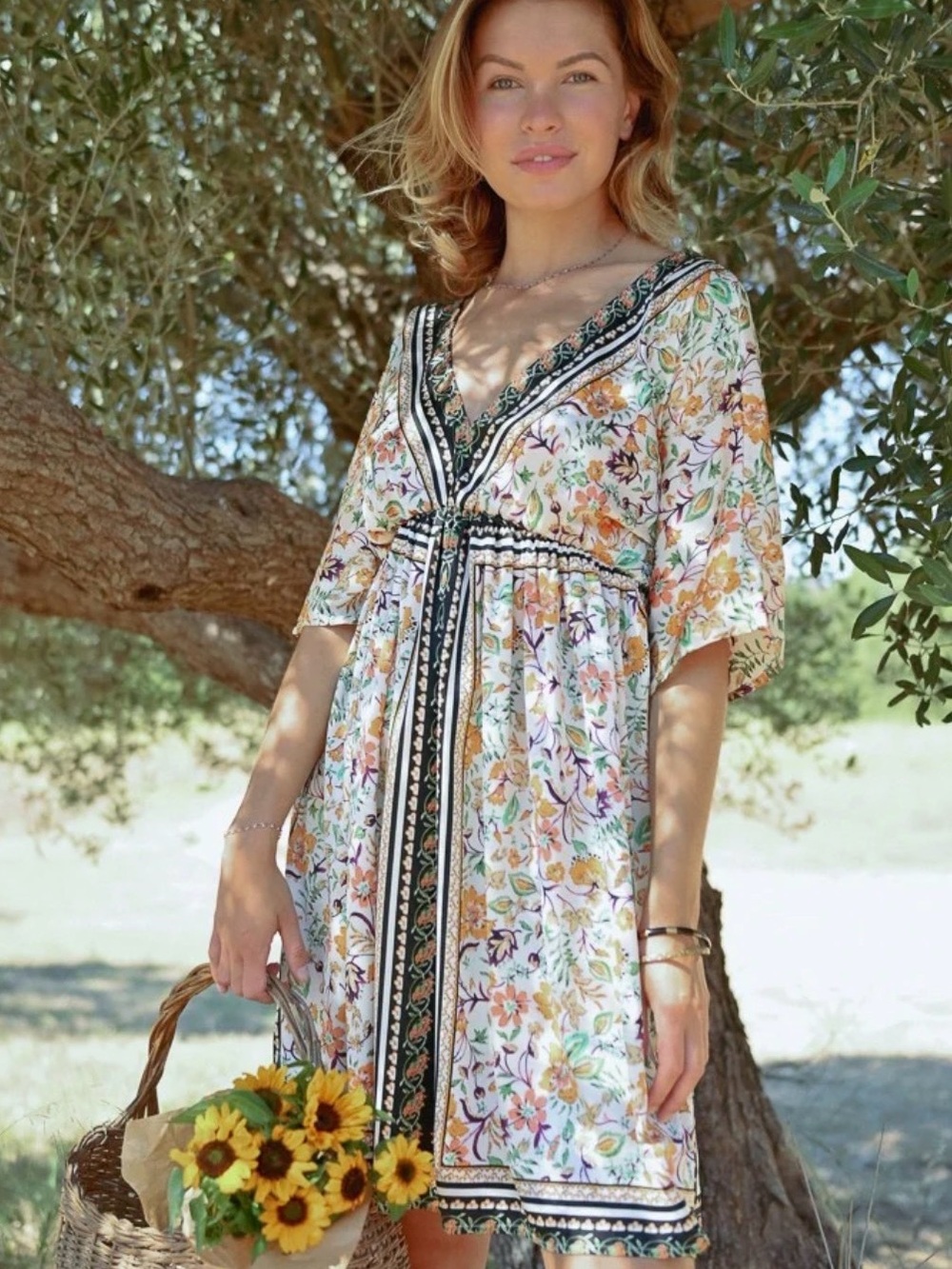 Molly Bracken White Floral V‑Neck Short Sleeve Dress